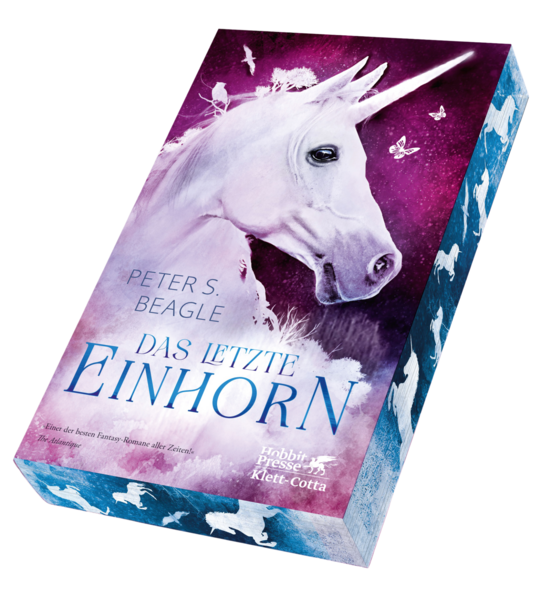 »Das letzte Einhorn ist das beste Buch, das ich je gelesen habe.« Patrick Rothfuss Längst gehört Das letzte Einhorn zum Kanon der Weltliteratur für Leserinnen und Leser jeder Altersklasse und es hat bis heute nichts von seiner Faszination verloren. Unzählige Fans hat dieses Buch an die Fantasy herangeführt. Eine einzigartige Geschichte über Freiheit und ihre Bedrohung, am Beispiel eines aussterbenden Fabelwesens. Das Einhorn lebte in einem fliederfarbenen Wald, und es lebte ganz allein. Eines Tages wagte es sich aus der Sicherheit des verwunschenen Waldes hinaus auf die Suche nach anderen seiner Art. Zusammen mit dem wenig talentierten Zauberer Schmendrick und der unbeugsamen Molly Grue, lernt das Einhorn die Freuden und Leiden des Lebens und der Liebe kennen, bevor es im Schloss eines verzagten Monarchen seinem Schicksal begegnet und dem Wesen, das seine Art in den Untergang treiben will... In kaum einem anderen Buch drückt sich so sehr die Sehnsucht nach Freiheit und die Sehnsucht nach einer immerwährenden Natur und Schönheit aus wie in »Das letzte Einhorn«. »Das helle Funkeln der Hörner. Wie regenbogenschimmernde Masten auf silbernen Schiffen kamen die Hörner aus dem Meer geritten. Jede Woge trug Hunderte heran, sie bäumten sich auf und stampften und bogen ihre langen wolkigen Hälse weit zurück.«