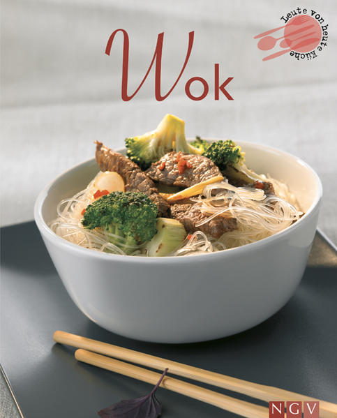 Wer es schnell und unkompliziert, aromatisch und exotisch mag, mal was anderes möchte und trotzdem Zutaten, die leicht erhältlich sind – für den sind unsere Rezepte genau das Richtige. Kochen mit dem Wok vereint in sich so viele Vorzüge, dass Asiens Kochgerät Nummer 1 auch aus unseren Küchen nicht mehr wegzudenken ist. Dieses liebevoll gestaltete Buch bietet eine Vielzahl sorgfältig ausgewählter Rezepte. Ob Gerichte mit viel Gemüse, Fisch, Fleisch und Geflügel oder Snacks, Vorspeisen, Suppen und süße Versuchungen – dieses Kochbuch vereint die ganze Palette asiatischer Köstlichkeiten. Vom Kokos-Hühnertopf über scharfes Wok Gemüse bis zu Rindfleisch mit Erdnuss-Sauce – für jeden Geschmack ist etwas dabei. Alle Rezepte sind leicht nachzukochen und gelingen einfach jedem. Zusätzlich nimmt eine ausführliche Einleitung samt Warenkunde die Scheu vor exotischen Zutaten. Brillante Fotos wecken die Lust aufs Ausprobieren und machen schon beim Durchblättern Appetit auf mehr.