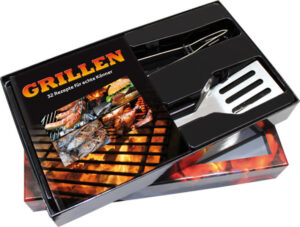 Für echte Grillmeister Grillen, das ist Sommer, Sonne und Genuss! Ob saftige Fleischstücke, butterweicher Fisch oder knackiges Gemüse: Für Ihre Grillparty unter freiem Himmel finden Sie in diesem Buch wahrhaft grillmeisterliche Rezepte. Dabei kommen Fleisch- und Gemüse-Fans gleichermaßen auf ihre Kosten. Probieren Sie Lammkoteletts in Kräuterkruste, Beer-Can-Chicken mit Knoblauch-Rub, Dorade mit Kräutern und Zitronen oder Kartoffel-Spieße mit Walnuss-Pistou. Ohne viel Aufwand und in nur kurzer Zeit erleben Sie Grillgenuss pur! Das hochwertige Grillbesteck bestehend aus einer Grillzange und einem Pfannenwender macht diese ansprechende Geschenkbox perfekt. - Attraktive Buch-Box mit wunderschön gestaltetem Rezeptbuch und hochwertigem Grillbesteck - Grillzange und Pfannenwender mit stilvollem Metallgriff - Rezeptbuch mit den besten Fleisch-, Fisch- und Gemüserezepten für Grillfans - Stimmungsvolle, brillante Rezeptfotos, Schritt-für-Schritt-Anleitungen und zahlreiche Step-Fotos für ein entspanntes Grillerlebnis - Tolle Geschenk-Idee für Grillmeister und alle, die es werden wollen