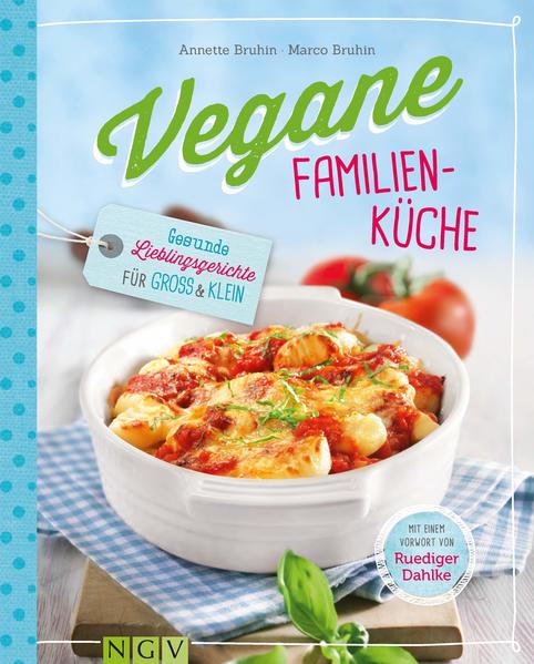 Vegan für Groß und Klein • Das schmeckt Groß und Klein: Schoko-Bananen-Pancakes mit frischen Früchten, Spinat-Tofu-Cannelloni, Bohnen-Burger Black Beauty, süße Erdnussbutter-Mousse und viele verlockende Rezepte mehr • Eine informative Einleitung erläutert alles Wissenswerte rund um die vegane Ernährungsweise • Mit einem Vorwort von Dr. Ruediger Dahlke Vegane Kochbücher gibt es mittlerweile wie Sand am Meer - aber unsere abwechslungsreiche, alltagstaugliche Rezeptesammlung für die gesamte Familie ist etwas ganz Besonderes! Mit Zutaten, von denen die meisten inzwischen in jedem Supermarkt zu bekommen sind, zaubern die Autoren darin unkomplizierte Lieblingsgerichte für Groß und Klein: Von Schoko-Bananen-Pancakes mit frischen Früchten über Spinat-Tofu-Cannelloni und Bohnen-Burger Black Beauty bis zur süßen Erdnussbutter-Mousse ist für jede Tageszeit und jeden Geschmack etwas dabei. Alle Rezepte sind von den Autoren ausgiebig familien- und alltagserprobt und enthalten reichlich von allem, was eine ausgewogene pflanzliche Ernährung ausmacht. Was genau dazu gehört und wie Sie die optimale Zufuhr aller notwendiger Nährstoffe gewährleisten, erfahren Sie in der kompakten Einleitung. Ob leckere Frühstücksideen, frische Salate und Suppen, sättigende Hauptgerichte oder süße Leckereien, mit diesem Buch ist vegane Ernährung für die ganze Familie ganz leicht umzusetzen. - Die 66 besten veganen Koch- und Backrezepte für die ganze Familie: alltagstauglich, abwechslungsreich, unkompliziert und lecker - von den Autoren in zahlreichen veganen Kochkursen und in der eigenen Familie getestet.