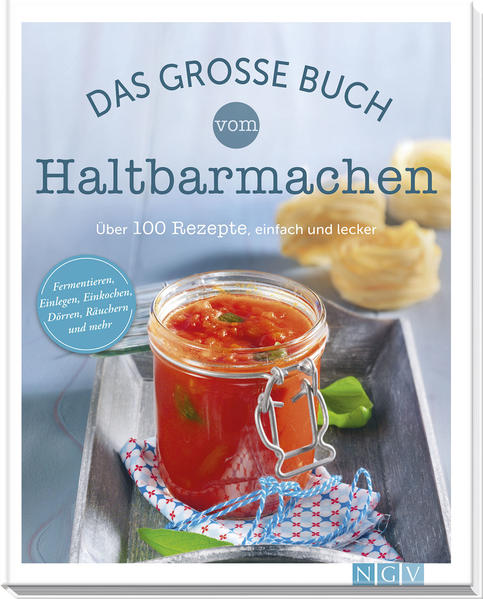 Glasklare Sache: Homemade ist Trend! • Einkochen, Einlegen, Fermentieren: So einfach und lecker kann Haltbarmachen sein • Über 100 Rezepte für Abwechslung in Vorratskammer und Kühlschrank • Gesund, lecker und absolut angesagt: tolle Rezeptideen mit Milchsäuregärung • Frei von künstlichen Zusätzen: Natürliches und selbstgemachtes Essen liegt voll im Trend • Wegwerfen ist out - Haltbarmachen ist in • Mit ausführlicher Einleitung und vielen Tipps • Jedes Rezept mit brillantem Farbfoto Selbstgemacht schmeckt’s einfach am besten! Ob eingekocht, eingelegt, gesund fermentiert, geräuchert, getrocknet oder kandiert: Füllen Sie Ihren Vorratsschrank mit süßen und pikanten Brotaufstrichen, Kompott, Brühen, Suppen, eingemachtem Coq au vin oder Gemüse-Curry. Im Kühlschrank lagern feine Frischkäse-Bällchen, köstliche Patés, Griebenschmalz, Kimchi, geräucherte Forelle, deftige Landjäger und Beef Jerky. Bei über 100 Rezepten finden Sie eine Fülle an Ideen und Anregungen! Die ausführliche Einleitung liefert die Grundlage für gutes Gelingen und beantwortet Fragen wie zum Beispiel: Wie werden Gläser sterilisiert? Warum konserviert Zucker? Welche Möglichkeiten gibt es, Lebensmittel einzukochen? Welches Handwerkszeug ist unentbehrlich? Im Rezeptteil ist jedes Rezept bebildert und Schritt für Schritt erklärt. Viele Tipps liefern Anregungen zur Variation und Verwendungsmöglichkeit. Ob Obst, Gemüse, Fleisch, Fisch, Eier, Milchprodukte oder Kräuter, eingemacht in Gläsern, Flaschen oder Steinguttöpfen holen wir das Beste aus den Produkten heraus und füllen unsere Regale mit wunderbaren Köstlichkeiten. Nichts muss mehr weggeschmissen werden, und wir wissen genau, was drin ist. Von jetzt an ist immer etwas Gutes zu Essen im Haus!