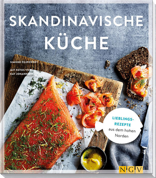 Der pure Geschmack des Nordens • Mit über 50 Rezeptklassikern aus Dänemark, Schweden, Norwegen und Finnland • Alle Rezepte mit einfachen, überall erhältlichen Zutaten • Stilvoll moderne Rezeptfotografie und stimmungsvolle Landschaftsbilder • Spannende Infos zu Herkunft und Tradition bei jedem Rezept Mit guten Zutaten, einfachen Garmethoden und purem Geschmack begeistert die skandinavische Küche immer mehr Menschen. Ihr Geheimnis: Sie ist naturbelassen und ohne Schnickschnack. Dänen, Schweden, Norweger und Finnen können dank der herrlichen Landschaft, Flüsse, Seen, Meere und Wälder bei den Zutaten aus dem Vollen schöpfen: Lauch, Spitzkohl und Wirsing, Pilze, Heidelbeeren, Rhabarber und sogar Erdbeeren, Kabeljau, Lachs und Muscheln, Hühnchen und Schwein - das sind allesamt Zutaten für eine abwechslungsreiche Küche und herrliche Gerichte. Sämige Lachssuppe, würzig eingelegter Hering, bunt belegte Smørrebrød, saftiger Schinkenbraten oder süße Hefekrapfen sind nur einige der typischen Klassiker aus dem Norden. Holen Sie sich die skandinavischen Köstlichkeiten ganz einfach nach Hause! Machen Sie mit uns eine kulinarische Rundreise und freuen Sie sich auf über 50 traditionelle Rezepte aus Dänemark, Schweden, Norwegen und Finnland. Genießen Sie leckeren Krabbensalat, dänischen Rollbraten, schwedische Köttbullar und norwegischen Skrei. Oder machen Sie sich einen hyggeligen Nachmittag bei Kaffee, Rhabarber Crumble, Prinzessinnentorte, Pfefferkuchen und schwedischer Blaubeersuppe. Erfahren Sie mehr über die kulinarischen Traditionen und die Herkunft so klangvoller Rezeptnamen wie Janssons Versuchung und dem Fliegenden Jakob. Wir freuen uns, unsere Begeisterung für die skandinavische Küche in diesem Buch mit Ihnen zu teilen.