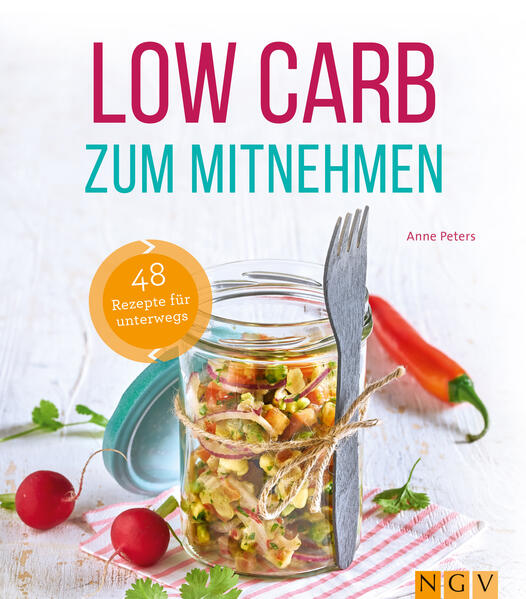 Low Carb immer und überall • Frittenbude war gestern! Jetzt gibt’s Low Carb auch zum Mitnehmen • Fit Food immer und überall: So unkompliziert kann Low Carb sein! • Schlank unterwegs: Mit wenig Kohlenhydraten fit durch den Tag • Low Carb Fact: Mehr als 30 % aller Bundesbürger zwischen 18 und 65 Jahren haben 2017 nach der Low-Carb-Methode gegessen oder sie bereits ausprobiert.* *Quelle: © Statista, Deutschland, Juni 2017 Wer im Alltag viel unterwegs ist, kennt das Problem: Wenn sich zwischendurch der kleine Hunger meldet, ist Low-Carb-taugliches Essen oft Mangelware. Denn an jeder Ecke lauern dick machende Kohlenhydratfallen in Form von Pommes, Wurstbrötchen oder Schokoriegeln. Jenseits von Imbissbuden, Fertiggerichten und Kantinenessen präsentiert dieses Kochbuch über 45 leckere, schnelle und einfache Rezepte to go, fürs Büro, Reisegepäck oder Picknick. Ob gestapelt, geschichtet, gerollt oder gesuppt, auf die Hand, auf die Gabel oder auf den Löffel: Die leckeren Fitmacher aus dem Glas und der Lunchbox können Sie sofort als Frühstück, Hauptmahlzeit oder kleinen Energy-Snack zwischendurch genießen. Auf diese Rezepte und viele andere mehr können Sie sich freuen: Auf die Hand: Omelettröllchen mit Schinken, Muffins mit Chorizo, Kichererbsen-Chips, Salatrollen mit Schweinefleisch Salate, Suppen & Co.: Thunfischsalat mit Avocado, bunter Eiersalat, Möhrensuppe mit Joghurt, kalte Gurkensuppe Lunch to go: Pfannkuchen mit geraspelter Zucchini, Spinat-Frittata, Hackbällchen in Tomatensauce, Hähnchensticks mit Dip Süße Fitmacher: Blaubeershake mit Spinat, Smoothie Bowl, Knusperriegel mit Nüssen und Saaten, Schokobites mit Erdnüssen Damit Sie den Überblick behalten, finden Sie bei jedem Rezept die wichtigsten Nährwertangaben inklusive Kalorienanzahl. In der ausführlichen Einleitung zu Beginn des Buches erfahren Sie außerdem alles, was Sie zum Thema Low Carb wissen müssen.