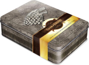 Das ist Stark! • Sammlerstück und Kultobjekt: offiziell lizenzierte Metall- Schmuckbox zur Erfolgsserie von HBO mit geprägtem Wappen des House Stark • Neidfaktor: liniertes Notizbuch mit Wappen und weiteren Schmuckmotiven der Stark- Dynastie zum Mitnehmen und Herzeigen • Vorfreude aufs Finale: Die 8. und letzte Staffel startet 2019 Der preisgekrönte Fantasy- Hit Game of Thrones nach den Büchern von George R. R. Martin gehört zu den erfolgreichsten Fernsehserien aller Zeiten und ist zu einem weltweiten Phänomen geworden. Diese offiziell lizenzierte Geschenkbox zur Kultserie von HBO ist das perfekte Sammlerstück für jeden Fan der epischen Machtspiele um den Thron von Westeros. Die hochwertige und stabile Dekobox aus Metall mit geprägtem Wappen des House Stark im Deckel eignet sich optimal für Fotos, Zeitungsartikel, Karten und andere kleine Erinnerungsstücke. Das Notizbuch mit 160 linierten Seiten wird vom Wappen und weiteren Schmuckmotiven der Stark- Dynastie geziert. Ein edler Begleiter für alle Game- of- Thrones- Fans!