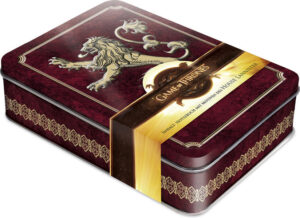 Love is Weakness Geschenkbox für alle Fans von Cersei, Tyrion und Jaime Lannister • Sammlerstück und Kultobjekt: offiziell lizenzierte Metall- Schmuckbox zur Erfolgsserie von HBO mit geprägtem Wappen des House Lannister • Neidfaktor: liniertes Notizbuch mit Wappen und weiteren Schmuckmotiven der Lannister- Dynastie zum Mitnehmen und Herzeigen • Vorfreude aufs Finale: Die 8. und letzte Staffel startet 2019 Der preisgekrönte Fantasy- Hit Game of Thrones nach den Büchern von George R. R. Martin gehört zu den erfolgreichsten Fernsehserien aller Zeiten und ist zu einem weltweiten Phänomen geworden. Diese offiziell lizenzierte Geschenkbox zur Kultserie von HBO ist das perfekte Sammlerstück für jeden Fan der epischen Machtspiele der Lannisters um den Thron von Westeros. Die hochwertige und stabile Dekobox aus Metall mit geprägtem Wappen des House Lannister im Deckel eignet sich optimal für Fotos, Zeitungsartikel, Karten und andere kleine Erinnerungsstücke. Das Notizbuch mit 160 linierten Seiten wird vom Wappen und weiteren Schmuckmotiven der Lannister- Dynastie geziert. Ein edler Begleiter für alle Game- of- Thrones- Fans!