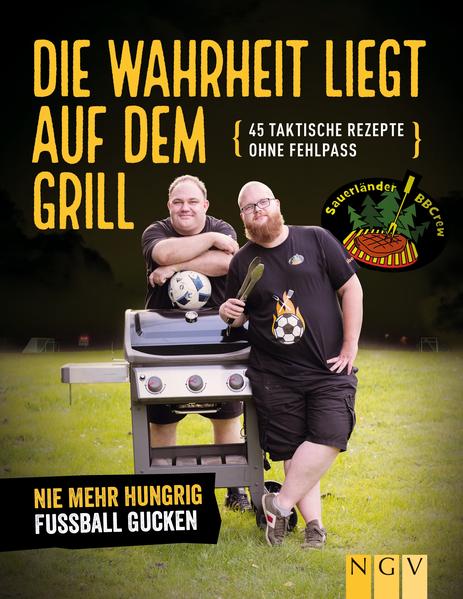 Eine frühe Wurst würde dem Tag gut tun: 45 Rezepte für einen gelungenen Fußballtag Neuzugang Nach den Topsellern Dutch Oven, Wintergrillen und Oberhitzegrill das neueste Buch der Sauerländer BBCrew Zwölfter Mann BBCrew-Youtube-Channel mit über 42.000 Abonnenten Auf dem Grill liegt unsere Stärke Über 45 Rezepte für schnelle Schweinereien Heimspiel Die Sauerländer sind Meister ihres Fachs und punkten mit Fachwissen, Tipps und Tricks Der Grill hat seine eigenen Gesetze Wer zu Hause beim Fußballgucken mit Freunden seine Stadionwurst schmerzlich vermisst - dem wird hier geholfen. Denn nichts passt so gut zusammen wie Fußball und grillen. Außer vielleicht Lukas Podolski und Köln. Da es aber an so einem Fußballnachmittag oder -abend vor allem um den Fußball geht, braucht die Grillierung einen taktischen Kniff. Wer will schon beim Gang zum Grill den Torjubel im Rücken hören. Während den Halbzeiten muss das Grillgut also betreuungsarm vor sich hin glühen, während der Pause und nach dem Spiel will gefuttert werden. Wir gehen dahin, wo es heiß ist Tim und Sebastian von der Sauerländer BBCrew haben beim Grillen mal wieder alles im Griff. Und wissen, was zum Fußball schmeckt. Ein üppiger Beer Can Burger mit reichlich Speck und Cheddar lässt einen auch schon mal eine Niederlage erfolgreich verdrängen. Das Seleção-Versöhnungs-Sandwich ist ein echtes Friedensangebot an die Brasilianer: mit Caipirinha-Hähnchen leisten wir Wiedergutmachung für das 7:1. Aber nicht immer muss Essen zu mehr gut sein als satt und glücklich zu machen. Deshalb gibt’s natürlich auch Wurst. Die hat außerhalb des Stadions allerdings ihren Namen einbüßt und wird zur Heimwurst. Und zu Hause verträgt sie auch etwas rote Zwiebeln, Petersilie und Estragonsenf. Wir grillen ja schließlich nicht zum Spaß. Genial punken! Und jetzt: Den Grill bestücken, rasend spannende 90 Minuten Fußball erleben, entspannt die Halbzeitpause nutzen und essen, vielleicht noch eine zweite Runde auf den Grill werfen und nach gewonnenem Spiel den Abend ausklingen lassen. Wir haben fertig!