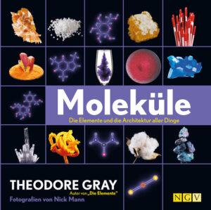 Nach dem Sensationserfolg von Die Elemente: Das zweite Buch der Chemie- Trilogie von Bestsellerautor Theodore Gray • Die Fortsetzung des Bestsellers Die Elemente genauso spannend und bildgewaltig wie sein Vorgänger • So verbinden sich Elemente zu Molekülen • Einleuchtend und eindrucksvoll erklärt ein großartiger Chemiebaukasten in Buchform • Naturwissenschaften für alle: zahlreiche verblüffende Alltagsbeispiele statt trockener Fakten von Seife bis Wachs, von Zitronensäure bis Lactose, von Propan bis FCKW • Faszinierender Bildband mit zahlreichen Farbfotos und Illustrationen In seinem zweiten Buch setzt Theodore Gray die Begegnung mit den Elementen des Periodensystems fort. Gewohnt anschaulich und fesselnd erläutert er, wie sich diese Elemente zu Molekülen verbinden zu Molekülen, aus denen unsere gesamte Welt besteht. Bildgewaltig wie sein Vorgänger lädt dieses Buch Sie ein, die Naturwissenschaften völlig neu zu entdecken. Vergessen Sie die grauen Schulstunden in Physik und Chemie! Verblüffende Fakten und überraschende Beispiele aus dem Alltag werden Sie die vermeintlich trockene Materie mit anderen Augen sehen lassen. Was färbt die Rote Bete rot? Warum sind Naturfasern so stabil, dass starke Seile daraus werden? Warum ist Mineralöl ungenießbar, Speiseöl aber nicht? Nicht zuletzt dank der ebenso großartigen wie großformatigen Fotos und Grafiken, die die unterhaltsamen und so gar nicht trockenen Texte von Theodore Gray perfekt ergänzen. Moleküle die Architektur aller Dinge. Auch Sie werden ihrer Faszination erliegen.