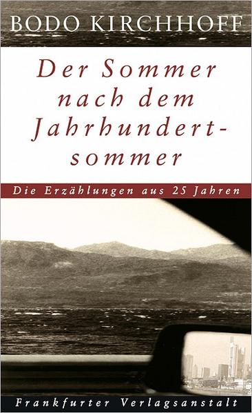 Bodo Kirchhoff ist nicht nur für die große erzählerische Qualität seiner Romane bekannt, sondern auch für die Dichte und Schärfe seiner Erzählungen, die hier erstmals in einem Band versammelt sind - der darüber hinaus mehrere bisher unveröffentlichte Geschichten sowie drei Erzählungen aus der Gegenwart enthält. Geordnet in der Zeitfolge ihres Entstehens, geben uns die Erzählungen zunächst einen Eindruck von Kirchhoffs Frühwerk, das in seiner Radikalität noch heute singulär in der deutschsprachigen Literatur dasteht und entsprechend polarisiert. Etwa dort, wo Kirchhoff in Die Einsamkeit der Haut mit sezierendem Blick über die Käuflichkeit von Liebe schreibt. Später hat Kirchhoff dann andere Register gezogen: In seinem phantasiereichen und eleganten, wunderbar ironischen Reigen Dame und Schwein gelingt es ihm, Sprache und Eros so spielerisch wie ernst zu verbinden. Meisterhaft auch die filigrane Erzählkunst in Ferne Frauen und in Katastrophen mit Seeblick, die in Kirchhoffs Wahlheimat am Gardasee spielen. Die bisher unveröffentlichten Texte zeigen einen Autor, der zunehmend in der Spanne eines Menschenlebens denkt und schreibt - und in den neuen, eigens für diesen Band geschriebenen Erzählungen noch einmal einen Schritt macht: Bodo Kirchhoff spricht jetzt nicht mehr vom Universum des einzelnen, sondern von Ehe und Familie, von Lebenstiefe und dem Einzigartigen des Moments, wie etwa in Junge Katzen, eine bewegende Momentaufnahme eines Vater und seiner kleinen Tochter. Kirchhoffs ganze Kunst mündet schließlich in die titelgebende Erzählung Der Sommer nach dem Jahrhundertsommer, in der ein Ehepaar nachts auf dem Balkon seines Ferienhauses ganz mit sich beschäftigt ist, während unten zwei Einbrecher zu Werke gehen. Von Seite zu Seite dieser langen Erzählung spürt der Leser das sich zuspitzende Drama, das am Ende nur noch durch ein Wunder aufgelöst werden kann - Kichhoffs erzählerische Meisterschaft besteht darin, das Wunder zu erklären und dennoch stattfinden zu lassen.