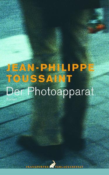 Die Helden Jean-Philippe Toussaints sind aus besonderem Holz geschnitzt, auch der namenlose Ich-Erzähler seines dritten Romans. Der nämlich fasst eines Tages den Entschluss, den Führerschein zu machen. Doch schon im Vorfeld geraten seine ebenso zögerlichen wie bestimmten Bemühungen um die Zusammenstellung der erforderlichen Unterlagen und vor allem: die Beschaffung von Passfotos ins Stocken und verlieren sich schließlich in einem Strudel von Ereignissen. »Der Fotoapparat« ist ein Streifzug durchs Einfach-Komplizierte unserer modernen Welt, eine fröhliche Irrwanderung durch die Realität und - wie alle große Literatur - auch eine Suche nach sich selbst und damit nach dem Leben.