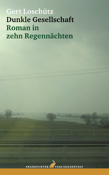 Thomas, den Binnenschiffer, hat es von den Flüssen in die niedersächsische Provinz verschlagen, wo das Land weit ist und der Himmel tief hängt. In zehn Regennächten erinnert er sich an phantastische Begebenheiten, an Stationen seiner abenteuerlichen Reise, auf die ihn das Leben geschickt hat. Immer wieder ist er einer Gruppe von schwarzgekleideten Leuten begegnet, deren Auftauchen Unheil und Katastrophen ankündigt, eben jener Dunklen Gesellschaft, von der ihn schon sein Großvater gewarnt hat. Jedes Kapitel spielt zu einer anderen Zeit, an einem anderen Ort - Berlin, London, New York, Rom, Wien, in einer brandenburgischen Kleinstadt an der östlichen Spree - und entfaltet eine magische Spannung und apokalyptische Suggestivkraft, eine immer wieder ins Magisch-Surreale hinübergleitende Welt.