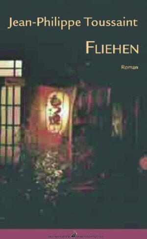 Echte Liebe lässt sich nicht beenden: Marie und der namenlose Erzähler, den Lesern aus Toussaints erfolgreichem letzten Roman »Sich lieben« bekannt, können ihre Beziehung nicht beenden. Er reist nach Shanghai, wo er einem Mitarbeiter von Marie Geld überbringen soll - eine große Summe Bargeld für krumme Geschäfte. Durch Zhang Xiangzhi lernt er die hübsche Chinesin Li Qi kennen, die ihm anbietet, mit ihr ein paar Tage in Peking zu verbringen. Unser Held wittert eine Liebesgeschichte, und bereits im Nachtzug nach Peking kommt es zu einer erotischen Begegnung. Doch die beiden werden unterbrochen durch das Klingeln seines Handys. »Fliehen« ist spannungsgeladen, authentisch und ein Kunstwerk aus Sprachbildern von unglaublicher Intensität. »Fliehen« ist der zweite Teil der Marie-Tetralogie Toussaints. Mit diesem Roman bestätigt der 1957 geborene Jean-Philippe Toussaint seinen Ruf als eine der wichtigsten und originellsten Schriftsteller seiner Generation.