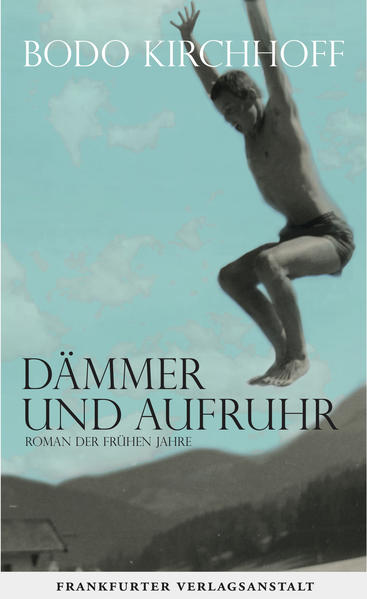 Wer spricht, wenn einer von früher erzählt? Das fragt sich ein Autor in dem kleinen Hotel am Meer, in dem seine Eltern vor Jahrzehnten glückliche Tage verbracht hatten, die letzten vor ihrer Trennung. Er bewohnt das Zimmer, das sie bewohnt haben, und schreibt dort an der Geschichte seiner frühen Jahre, erzählt sie mit der Distanz des Schriftstellers als eine auch fremde Geschichte: Er greift zu den Mitteln und Freiheiten des Romans, um der Geschichte seiner Sexualität, die zugleich die Geschichte seines beginnenden Schreibens ist, einen Rahmen zu geben, eine Lebenslegende, die doch nah an der eigenen schmerzlichen Wahrheit bleibt, zu der auch die gescheiterte Ehe seiner Eltern gehört. Der Krieg hat die Eltern zusammengewürfelt, die junge Schauspielerin aus Wien und den talentierten Kriegsheimkehrer mit verlorenem Bein aus Hannover, der vor dem Nichts stand. Alles, was sie wollen, ist der Enge ihrer Zeit entfliehen, jeder auf seine Art, daran zerbricht ihre Ehe. Der kleine Sohn kommt ins Internat, ein Drama der Details nimmt seinen Lauf, jenseits aller verstehenden Sprache auf einer Klinge aus so beklemmender wie betörender Gewalt. In seinem großen autobiografischen Roman »Dämmer und Aufruhr« dringt Kirchhoff mit starken Erinnerungsbildern und großem erzählerischen Atem in die Tiefen des eigenen Abgrunds vor. Dabei erzählt er vom Eros einer Kindheit und Jugend, davon, wie Wörter zu Worten wurden und daraus schließlich das eigene Schreiben, der Weg hin zur Literatur. »Wenige Tage vor seinem Geburtstag erscheint nun sein vielleicht wichtigstes Buch [...] Es enthält das gesamte Ausgangsmaterial eines altersweise gestimmten Formulierungskünstlers [...]. In seinen sorgfältig gemeißelten Sätzen über die Eltern, die ihre Kinder sich selbst überlassen haben und selber Verlorene waren, liegt etwas Feierliches, stolz Vergebliches und streng Überformuliertes, das an den längst verflogenen Suhrkamp-Weihrauch erinnert, ganz wunderbar ist und melancholisch macht.« Iris Radisch, Die ZEIT