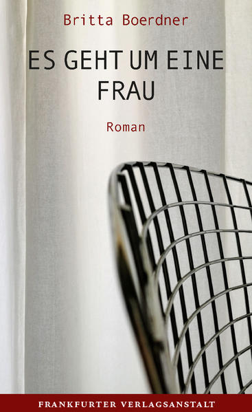 Das einfühlsame Porträt einer Frau im freien Fall, ein Blick in die Abgründe der modernen Arbeits- und Lebenswelt. Ein heißer Sommermorgen in der ›hellen Stadt‹, dem neuen Viertel am Rand der Metropole. Unter dem Weiß der Wolken bilden die Neubauten eine leblose Formation, in Beton gegossene Sehnsucht nach Übersicht und Unverbindlichkeit. Alles ist ruhig, bis eine Voicemail die Stille des Apartments unterbricht: »Ich war seine Freundin. Ich kenne die E-Mails. Rufen Sie zurück, es ist wichtig.« Die kühle Stimme holt das Geschehene zurück: Sie, mit Mitte vierzig fünfzehn Jahre älter als er, ein externer Consultant, hatte keinen Zweifel daran gelassen, dass ihre Affäre ohne Verpflichtungen, ohne Konsequenzen bleiben sollte. Alles Private hatte sie zugunsten der Karriere aufgeschoben. Was dann geschah, war nicht vorherzusehen. Britta Boerdners Sprache ist von müheloser, minimalistischer Eleganz, ihre Kunst ist das lautlose Durchbrechen von Oberflächen. In Es geht um eine Frau blickt sie hinter die Fassaden einer Welt, in der Selbstoptimierung und Gewinnmaximie- rung regieren. Sie zeigt ihre Protagonistin ungeschminkt, in all ihrer Härte und Zartheit, Angreifbarkeit und Aggressivität, im Kampf mit den An- und Überforderungen des Lebens.