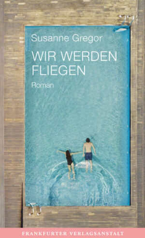 Als Alan verschwindet, stellt seine Schwester Miša fest, wie wenig sie u?ber das neue Leben ihres Bruder weiß. Eines aber ist ihr sehr wohl bekannt: Bereits einmal war Alan plötzlich verschwunden, kurz vor der Wende floh er bei Nacht und Nebel aus dem tschechoslowakischen Žilina in den Westen. Jahre später fand die Familie u?ber Umwege in Wien wieder zusammen. Doch Miša und Alan sind nicht mehr dieselben. Alan, der ehemalige Rebell, ist zu einem u?berangepassten, strebsamen Arzt geworden, und Miša, die ehemals brave Leseratte, schwebt nach abgebrochenem Studium ufer- und ankerlos von einer europäischen Stadt zur nächsten. Erst als sie den Engländer Joe trifft, fu?hlt sie sich voru?bergehend angekommen. Alan wiederum verliebt sich in die Diplomatentochter Nora, die an seiner Seite ein Zuhause sucht - bis sie auch diesem wieder u?berdru?ssig wird. Miša und Alan sehnen sich nach Zugehörigkeit und driften dabei immer weiter auseinander. Nun, da Alan erneut aus seinem und damit auch aus Mišas Leben geflohen ist, stellt sich fu?r sie die Frage: Werden sie sich selbst, werden sie einander wiederfinden? Wir werden fliegen erzählt vom Wandel, der Zeiten und der Menschen, von Verlust und Neuerfinden, von denen, die mit einem Ziel aufbrechen und doch auf Durchreise bleiben. Aus wechselnder Perspektive entwirft Susanne Gregor ein einfu?hlsames Porträt zweier Geschwister, die auf der Suche nach sich selbst in unterschiedliche Richtungen aufbrechen und doch umeinanderkreisen - ein warmer, ein hoffnungsvoller Roman.