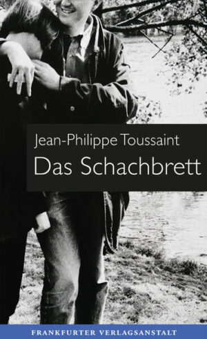 Wie schon in seinem ersten Roman, Das Badezimmer, wo der Held das Badezimmer nicht mehr verlässt, spielen im Werk des großartigen Schriftstellers Jean-Philippe Toussaint geschlossene Orte eine große Rolle. Orte, an denen man ungestört über die Welt und deren gebrechliches Gefüge nachdenken kann. Als im Frühjahr 2020 von einem Tag auf den anderen sämtliche Pläne Toussaints über den Haufen geworfen werden, beginnt er, Stefan Zweigs Schachnovelle zu übersetzen, seine erste Übersetzung. Und so beschreibt er auf humorvolle Weise die Fallstricke dieser Übersetzung. Tag für Tag übersetzend entsteht dabei, fast ungewollt, ein Buch. Und was der Autor in dem Moment noch nicht ahnt: Das Buch, das er im Begriff ist zu schreiben, nimmt unter seiner Hand einen autobiographischen Charakter an. Zum ersten Mal spricht Toussaint von sich in der ersten Person: Eine spannende Autofiktion entsteht. Wir treten mit Toussaint in sein Schreibzimmer, blicken ihm über die Schulter, wenn er schreibend zurück in seine früheste Kindheit geht, vom Leben - und vom Tod - erzählt. Wir erfahren, wie sich seine Berufung zum Schriftsteller offenbarte. Eine Reise in 64 Kapiteln beginnt, die den 64 Feldern eines Schachbretts entsprechen. Denn um das Schachspiel dreht sich alles in diesem Buch, Schach ist Dreh- und Angelpunkt seiner ausschweifenden Erinnerungen. Entstanden ist ein »wunderbares und extrem intelligentes Buch mit einer sehr hohen Auffassung von dem, was Literatur sein muss« (Transfuge). »Intelligent und weit davon entfernt, langweilig zu sein.« (Culture de France) Und Frédéric Beigbeder äußerte begeistert: »Ich musste oft an Modiano denken, als ich es las.«