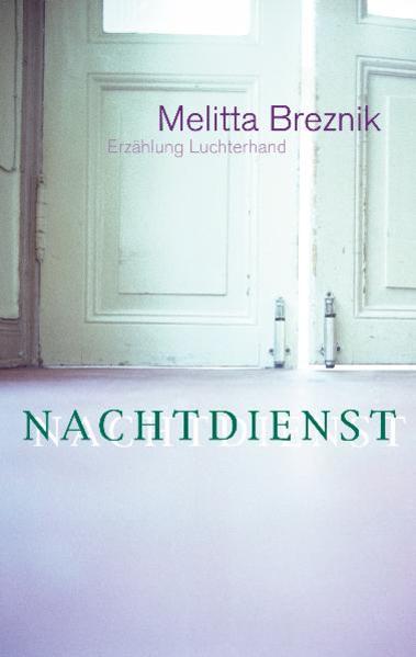 Von der Autorin des viel gerühmten Romans "Nordlicht" Ein Abschieds- und Erinnerungsbuch: Eine junge Frau kehrt zurück in die Wohnung ihres verstorbenen Vaters. Sie sieht dessen Hinterlassenschaften, und in ihrer Erinnerung leben die Bilder von früher wieder auf: Von einem einst freundlichen Mann, dem das Leben immer schwerer wurde, von der komplizierten Ehe ihrer Eltern und von angedeuteten Erzählungen aus einem Krieg, durch den Vater und Mutter auf eine nur schwer zu greifende Weise gezeichnet waren. »Nachtdienst«, Melitta Brezniks viel gerühmtes Debut, hat von seiner sprachlichen und literarischen Kraft bis heute nicht das mindeste eingebüßt.