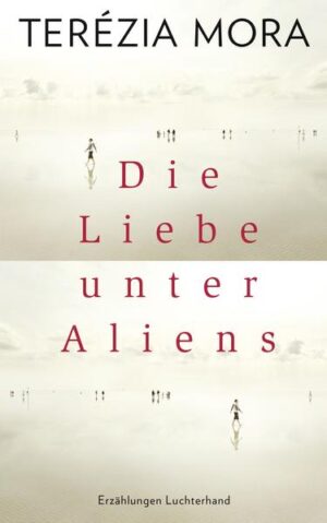 Ausgezeichnet mit dem Georg-Büchner-Preis 2018. Ein Ausflug ans Meer soll ein junges Paar zusammenführen. Ein Nachtportier fühlt sich heimlich zu seiner Halbschwester hingezogen. Eine Unidozentin flieht vor einer gescheiterten Beziehung und vor der Auseinandersetzung mit sich selbst. Ein japanischer Professor verliebt sich in eine Göttin. Kunstvoll erzählt Terézia Mora in »Die Liebe unter Aliens« von Menschen, die sich verlieren, aber nicht aufgeben, die verloren sind, aber weiter hoffen. Wir begegnen Frauen und Männern, die sich merkwürdig fremd sind und zueinander finden wollen. Einzelgängern, die sich ihre wahren Gefühle nicht eingestehen. Träumern, die sich ihren Idealismus auf eigensinnige Weise bewahren. Mit präziser Nüchternheit spürt Mora in diesen zehn Erzählungen Empfindungen nach, für die es keinen Auslass zu geben scheint, und erforscht die bisweilen tragikomische Sehnsucht nach Freundschaft, Liebe und Glück.