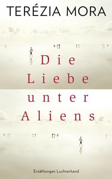 Ausgezeichnet mit dem Georg-Büchner-Preis 2018. Ein Ausflug ans Meer soll ein junges Paar zusammenführen. Ein Nachtportier fühlt sich heimlich zu seiner Halbschwester hingezogen. Eine Unidozentin flieht vor einer gescheiterten Beziehung und vor der Auseinandersetzung mit sich selbst. Ein japanischer Professor verliebt sich in eine Göttin. Kunstvoll erzählt Terézia Mora in »Die Liebe unter Aliens« von Menschen, die sich verlieren, aber nicht aufgeben, die verloren sind, aber weiter hoffen. Wir begegnen Frauen und Männern, die sich merkwürdig fremd sind und zueinander finden wollen. Einzelgängern, die sich ihre wahren Gefühle nicht eingestehen. Träumern, die sich ihren Idealismus auf eigensinnige Weise bewahren. Mit präziser Nüchternheit spürt Mora in diesen zehn Erzählungen Empfindungen nach, für die es keinen Auslass zu geben scheint, und erforscht die bisweilen tragikomische Sehnsucht nach Freundschaft, Liebe und Glück.