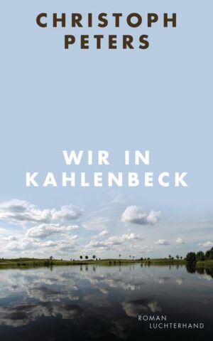 Es ist eine Welt für sich: das Collegium Gregorianum Kahlenbeck, ein streng katholisches Jungeninternat irgendwo am Niederrhein. Hier wächst der knapp 15-jährige Carl Pacher Anfang der achtziger Jahre heran. Kahlenbeck, das ist eine spartanische Welt voller Regeln und Verbote, durchdrungen von elitärem Geist, Askese und Weltverachtung. Gleichwohl gärt unter der Oberfläche der Geist pubertärer Rebellion und herrscht unter den Jugendlichen eine gnadenlose Hackordnung, in der schwächere Schüler und Außenseiter ungeniert gedemütigt, schikaniert und ausgegrenzt werden. Von den inneren Widersprüchen des Collegiums ist Carl Pacher tief geprägt. Denn einerseits ringt der schwärmerische und manchmal bestürzend naive Junge um Selbstüberwindung und den rechten Glauben. Aber zugleich kann er sich gegen frühreife erotische Phantasien ebenso wenig wehren wie gegen die Sehnsucht nach der unbedingten Liebe. Lange verehrt er so heimlich das Küchenmädchen Ursula, das für ihn unerreichbar scheint, nicht zuletzt, weil es um einiges älter ist als er. Doch dann wird sein stilles Werben wie durch ein Wunder erhört. Dabei hat die Verbindung zu Ursula kaum eine Chance auf Dauer, aber das will Carl lange Zeit einfach nicht wahrhaben … Sowohl tiefgründig als auch aberwitzig und komisch, ist »Kahlenbeck« ein Pubertäts- und Internatsroman, wie man ihn lange nicht gelesen hat: ein beeindruckender Roman über Religion und Spiritualität, über Freundschaft und Rivalität, über das Fegefeuer der Pubertät und die Fallgruben der Liebe. Wie Christoph Peters diese Themen und Motive miteinander verknüpft, das ist höchste erzählerische Kunst.