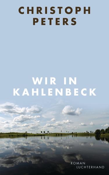 Es ist eine Welt für sich: das Collegium Gregorianum Kahlenbeck, ein streng katholisches Jungeninternat irgendwo am Niederrhein. Hier wächst der knapp 15-jährige Carl Pacher Anfang der achtziger Jahre heran. Kahlenbeck, das ist eine spartanische Welt voller Regeln und Verbote, durchdrungen von elitärem Geist, Askese und Weltverachtung. Gleichwohl gärt unter der Oberfläche der Geist pubertärer Rebellion und herrscht unter den Jugendlichen eine gnadenlose Hackordnung, in der schwächere Schüler und Außenseiter ungeniert gedemütigt, schikaniert und ausgegrenzt werden. Von den inneren Widersprüchen des Collegiums ist Carl Pacher tief geprägt. Denn einerseits ringt der schwärmerische und manchmal bestürzend naive Junge um Selbstüberwindung und den rechten Glauben. Aber zugleich kann er sich gegen frühreife erotische Phantasien ebenso wenig wehren wie gegen die Sehnsucht nach der unbedingten Liebe. Lange verehrt er so heimlich das Küchenmädchen Ursula, das für ihn unerreichbar scheint, nicht zuletzt, weil es um einiges älter ist als er. Doch dann wird sein stilles Werben wie durch ein Wunder erhört. Dabei hat die Verbindung zu Ursula kaum eine Chance auf Dauer, aber das will Carl lange Zeit einfach nicht wahrhaben … Sowohl tiefgründig als auch aberwitzig und komisch, ist »Kahlenbeck« ein Pubertäts- und Internatsroman, wie man ihn lange nicht gelesen hat: ein beeindruckender Roman über Religion und Spiritualität, über Freundschaft und Rivalität, über das Fegefeuer der Pubertät und die Fallgruben der Liebe. Wie Christoph Peters diese Themen und Motive miteinander verknüpft, das ist höchste erzählerische Kunst.