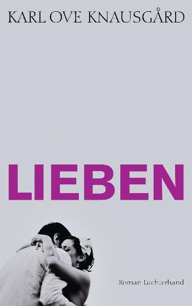 Zügellos, kompromisslos, intim: Karl Ove Knausgårds hoch gerühmter zweiter Roman aus seiner autobiographischen Serie Was bleibt von all der Romantik und Leidenschaft, wenn der Alltag Einzug hält ins Leben zweier moderner, auf Selbstverwirklichung bedachter Menschen mit kleinen Kindern? Anspruch und Wirklichkeit prallen aufeinander. Das tägliche Ringen um Freiräume, Lebensfreude und Zeit wird zum unauflösbaren Konflikt. Die eigene Identität muss mit Klauen verteidigt, die Liebe immer wieder neu gefunden werden. Ein Kraftakt, von dem Karl Ove Knausgård in seinem Roman »Lieben« voller Zärtlichkeit und mit entwaffnender Ehrlichkeit erzählt. Das radikale Vaterporträt seines umjubelten Vorgängerromans »Sterben« wird nun in »Lieben« ergänzt durch das kompromisslose Suchen nach Nähe und Beziehung.