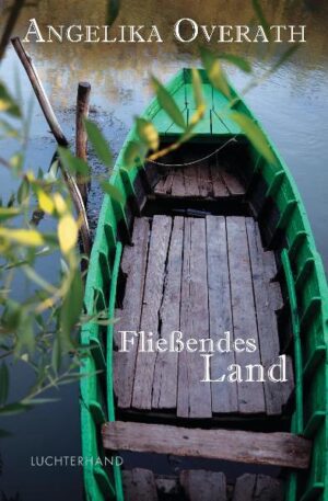 Vom Lesen und Schreiben „Fließendes Land” ist vielleicht Angelika Overaths persönlichstes Buch: eine Reise in die eigene Vergangenheit, in andere Ländern und Kulturen, in die Welt des Schreibens. Ihre Geschichten erzählen von der Begegnung mit ungewöhnlichen Menschen und öffnen die Werkstatt der Reporterin und Schriftstellerin. Schritt für Schritt entfaltet sich aus den verschiedenartigen Prosastücken, aus Erinnerungen, Reisebildern, Reportagen und Essays, ein besonderer Kontinent der Wahrnehmung. Schreiben ist eine Form des Reisens. In ihrem neuen Buch kehrt Angelika Overath zurück ins verlorene Atlantis der Kindheit, der Jugend. Sie erzählt von Verheißung und Scham, von väterlichen Fußballritualen, von den Irritationen erster Sexualität unter Kirschbäumen und den scheuen Gesten erhoffter Freundschaft. »Fließendes Land« ist aber auch ein Buch über das Unterwegssein. Angelika Overath nimmt uns mit zu den Lagunen Tahitis oder an den weiten Strand der Nordseeinsel Vlieland