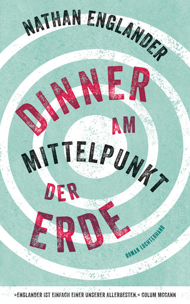 Was braucht es, damit endlich Frieden herrscht zwischen Israelis und Palästinensern? Der gefeierte jüdisch-amerikanische Schriftsteller Nathan Englander erzählt drei unwahrscheinliche Liebesgeschichten, die auf raffinierte Weise ineinander verschlungen sind und um diese zentrale Frage kreisen. Ein Mossadspion, der schon seit zwölf Jahren in einem geheimen Gefängnis eingekerkert ist, und sein Wärter. Ein General, der als Einziger von diesem Gefangenen weiß, aber seit Jahren im Koma liegt, und seine innigste Vertraute. Und ein Mann und eine Frau, die sich leidenschaftlich lieben, aber ebenso leidenschaftlich für ihr jeweiliges Land kämpfen - er ist Palästinenser, sie Israelin. Von Long Island über Berlin, Paris und Capri bis nach Israel und zum Gazastreifen, dem Mittelpunkt des so lange schon schwelenden Konflikts, führt dieser fesselnde und intensive Roman, der mit melancholischem Witz von Loyalität und Verrat, von Gewalt und Rache erzählt und von der schönsten aller Utopien träumt.