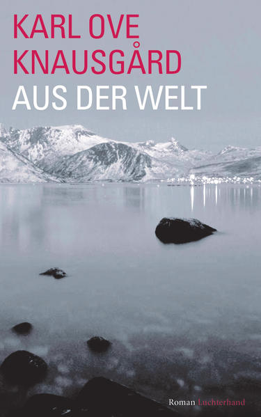 Hoch oben im Norden Norwegens spielt diese Geschichte, kurz vor der Jahrtausendwende. Der junge Henrik Vankel arbeitet hier als Aushilfslehrer. Selbsthass, Einsamkeit und Schamgefühle bestimmen sein Leben. Schon lange ist er aus der Welt gefallen, schon lange versteht er die Zeichen seiner Mitmenschen nicht mehr - schon lange verschwimmen ihm Traum und Realität. Bis ihm eines Tages klar wird, dass er sich verliebt hat. In eine seiner Schülerinnen. Eine eigentlich unmögliche Liebesgeschichte. Ist dies wirklich die Rettung - oder der Auftakt zum endgültigen Zusammenbruch? „Aus der Welt“, das gefeierte Romandebüt von Karl Ove Knausgård, hat viele Facetten. Von Sprach- und Verbindungslosigkeit ist darin die Rede, vom verzweifelten Versuch, sich einen Sinn zu erschaffen in einem rätselhaften Dasein. Es erzählt die Geschichte einer Kindheit und Jugend im Norwegen der achtziger Jahre des vorigen Jahrhunderts, in einer Familie und einer Welt, in der Scham und Schuldgefühle zu den stärksten Triebfedern überhaupt gehören. Es ist das sprachmächtige Debüt eines jungen Schriftstellers, eine erbarmungslose Erkundung des männlichen Egos und der Selbstzerstörung, aber auch eine literarische Feier von überbordender Phantasie.