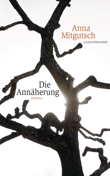 Die berührende Geschichte einer schwierigen Vater-Tochter-Beziehung. Als er wegen eines Schwächeanfalls in ein Krankenhaus eingeliefert wird, spürt Theo, dass er am Ende seines Lebens angekommen ist: Er ist alt und fortan pflegebedürftig, was ihn eine Ohnmacht und Hilflosigkeit spüren lässt, die er bisher nicht kannte. Er zieht Bilanz, ist in Gedanken oft bei seiner früh verstorbenen ersten Frau, deren Sterben er erst jetzt richtig begreift, und er erinnert sich an nicht mehr gut zu machende Versäumnisse, während ihm die Gegenwart und die bisher glückliche Ehe mit Berta aus dem Gleichgewicht geraten. Aber auch dieses letzte Lebensjahr bringt noch einmal Glück und einen Neuanfang durch die junge ukrainische Pflegerin Ludmila, die sein Herz erreicht, wie weder Berta noch seine seit Jahrzehnten entfremdete Tochter Frieda es vermögen. Ludmila wird zu Theos letzter Liebe, sie wird ihm zur Tochter, wie Frieda es nie war. Für Frieda ist Theos liebevoller Umgang mit Ludmila, die Nähe zwischen den beiden, unbegreiflich und schmerzlich. Und doch erfüllt sie seine Bitte und reist in die Ukraine, um Ludmila zu ihm zurückzubringen. Im Gegenzug darf sie zum ersten Mal Einblick in Theos Kriegstagebuch nehmen, von dem sie sich die endgültige Antwort darauf verspricht, ob ihr Vater, entgegen seinen lebenslangen Beteuerungen, sich als Wehrmachtsangehöriger schuldig gemacht hat. Die Reise wird zu einer Spurensuche in die Vergangenheit, zu einem Versuch der nie geglückten Auseinandersetzung zwischen der Kriegsgeneration und den Nachgeborenen. Anna Mitgutschs Figuren balancieren auf dem schmalen Grat zwischen Nähe und Ferne, Zuneigung und Ressentiment, Schuld und Schuldlosigkeit auf eine Lösung - vielleicht Erlösung - zu, die es niemals geben kann. Bis sie begreifen, dass das Glück ein Schwebezustand ist, der niemals enden muss, und ihr gespanntes Schweben ein Glück.