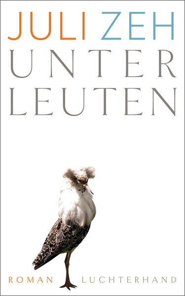 Der große Gesellschaftsroman von Juli Zeh Manchmal kann die Idylle auch die Hölle sein. Wie das Dorf "Unterleuten" irgendwo in Brandenburg. Wer nur einen flüchtigen Blick auf das Dorf wirft, ist bezaubert von den altertümlichen Namen der Nachbargemeinden, von den schrulligen Originalen, die den Ort nach der Wende prägen, von der unberührten Natur mit den seltenen Vogelarten, von den kleinen Häusern, die sich Stadtflüchtlinge aus Berlin gerne kaufen, um sich den Traum von einem unschuldigen und unverdorbenen Leben außerhalb der Hauptstadthektik zu erfüllen. Doch als eine Investmentfirma einen Windpark in unmittelbarer Nähe der Ortschaft errichten will, brechen Streitigkeiten wieder auf, die lange Zeit unterdrückt wurden. Denn da ist nicht nur der Gegensatz zwischen den neu zugezogenen Berliner Aussteigern, die mit großstädtischer Selbstgerechtigkeit und Arroganz und wenig Sensibilität in sämtliche Fettnäpfchen der Provinz treten. Da ist auch der nach wie vor untergründig schwelende Konflikt zwischen Wendegewinnern und Wendeverlierern. Kein Wunder, dass im Dorf schon bald die Hölle los ist … Mit „Unterleuten“ hat Juli Zeh einen großen Gesellschaftsroman über die wichtigen Fragen unserer Zeit geschrieben, der sich hochspannend wie ein Thriller liest. Gibt es im 21. Jahrhundert noch eine Moral jenseits des Eigeninteresses? Woran glauben wir? Und wie kommt es, dass immer alle nur das Beste wollen, und am Ende trotzdem Schreckliches passiert?