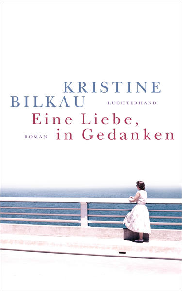 "Eine Liebe, in Gedanken" erzählt von Liebe und Lebenslügen, von den Hoffnungen und Träumen der im Krieg geborenen Generation, vom Gefühl des Aufbruchs und Umbruchs der Sechziger Jahre. Kristine Bilkau hält uns einen Spiegel vor: Wie viel Intensität, Risiko und Schmerz lassen wir zu, wenn es um unsere Gefühle und Beziehungen geht? Hamburg, 1964. Antonia und Edgar scheinen wie füreinander gemacht. Sie teilen den Traum von einer Zukunft fern von ihrer Herkunft. Im Krieg geboren und mit Härte und Verdrängung aufgewachsen, wollen die Welt kennenlernen, anders leben und lieben als ihre Eltern. Edgar ergreift die Chance, für eine Außenhandelsfirma ein Büro in Hongkong aufzubauen. Toni soll folgen, sobald er Fuß gefasst hat. Nach einem Jahr der Vertröstungen löst Toni die Verlobung. Sie will nicht mehr warten und hoffen, sondern endlich weiterleben. Tonis und Edgars Leben entwickeln sich auseinander, doch der Trennungsschmerz zieht sich wie ein roter Faden durch beide Biographien. Toni lebt in dem Konflikt zwischen ihren Idealen von Freiheit und Unabhängigkeit und dem Wunsch, sich zu binden, um Edgar zu vergessen. Fünfzig Jahre später, nach dem Tod ihrer Mutter fragt sich Tonis Tochter: War ihre Mutter gescheitert oder lebte sie, wie sie es sich gewünscht hat: selbstbestimmt und frei? Wer war dieser Mann, den sie nie vergessen konnte? Die Tochter will ihm begegnen, ein einziges Mal.