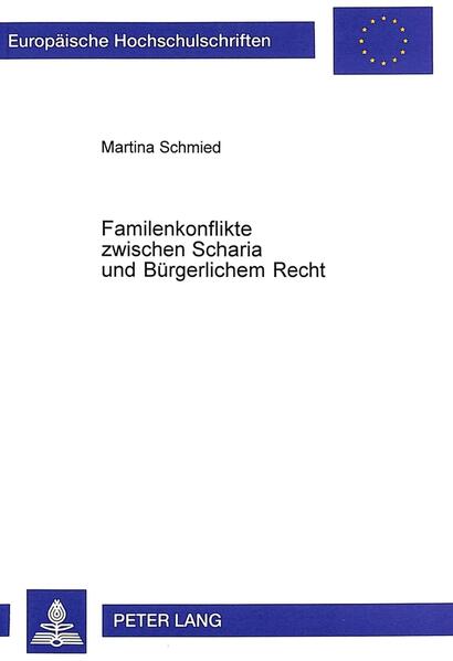 Mittels einer Feldstudie im Raum Wien konnte in dieser Arbeit erstmals nachgewiesen werden, daß muslimische Immigranten sich bei der Beilegung ihrer ehe- und familienrechtlichen Probleme-trotz veränderter Lebensumstände-des traditionellen Konfliktlösungsmodells bedienen und deshalb nur sehr selten vor einem österreichischen Gericht erscheinen. Neben diesen Ausführungen beinhaltet die Arbeit Überblickskapitel zur Geschichte des Islam, zur familiären und rechtlichen Situation der Muslime in Östereich und zum islamischen Familien- und Erbrecht. Breiten Raum nimmt die Darstellung jener Entscheidungen der Höchstgerichte ein, bei denen auf Grund der Verweisungsnormen des Gesetzes über das internationale Privatrecht islamisches Recht anzuwenden war. In diesem Zusammenhang wird besonders auf das Rechtsinstitut des «ordre public» eingegangen.