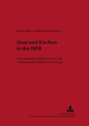 Staat und Kirchen in der DDR-dieses Thema hat besonders in den neunziger Jahren heftige kontroverse Diskussionen ausgelöst. Dabei wurde besonders die Frage nach der Rolle der Kirchen und der Haltung einiger namhafter Kirchenvertreter in den Mittelpunkt gestellt. Die im vorliegenden Band versammelten Autoren verschiedener Provenienz analysieren den Erkenntnisstand und machen in ihren Beiträgen deutlich, daß es Forschung zum Verhältnis von Staat und Kirchen in der DDR schon weit vor der Wende und nicht nur beschränkt auf den deutschen Raum gab. Insgesamt liegt hier ein in seiner Konzentration und Vielfalt einmaliger Überblick vor, der gestandenen und jungen Wissenschaftlern ebenso wie Interessierten aus Politik, Bildung und Medienöffentlichkeit hilft, sich auf einem wichtigen Feld der Aufarbeitung der Geschichte der DDR zu informieren und zu orientieren.