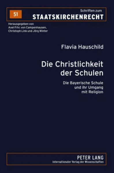 Schule soll die Persönlichkeit des Kindes fördern und in das Gemeinwesen integrieren. Aber auf welcher Grundlage? Darf oder soll öffentliche Schule in einem pluralistischen Gemeinwesen Religion zu ihrem Thema machen? Die Verfasserin untersucht die rechtlichen Grundlagen bayerischer Schulen und kommt zu dem Ergebnis: Es sind eine spezifische Religionsoffenheit und Religionsfreundlichkeit, aber auch eine Betonung des Christlichen als Kulturfaktor, die Bayerns Schulen kennzeichnen. Die Arbeit orientiert sich am Maßstab des verfassungsrechtlichen Neutralitätsprinzips sowie der historischen und kulturellen Eigenheiten des bayerischen Landesrechts. Als aktuelle Fallgestaltungen werden das Kopftuch der Lehrerin, das Kreuz im Klassenzimmer oder die Nichtteilnahme von Schülerinnen am Schwimmunterricht betrachtet.