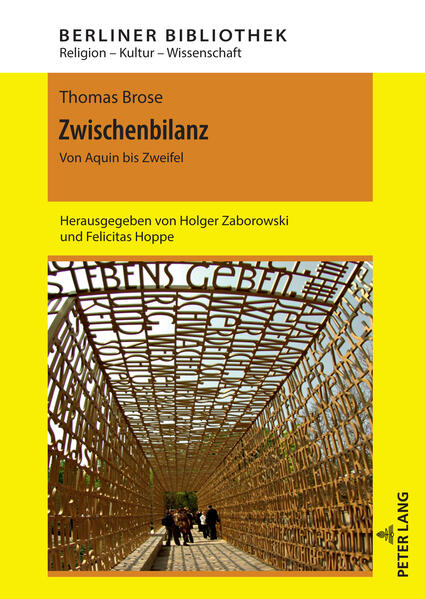 Was prägt menschliche Existenz in einer Welt des Wandels? So fragt der Religionsphilosoph Thomas Brose aus Anlass seines 60. Geburtstags. Dieses Buch ist kein sentimentales Lagerfeuer, das zwischen Tür und Angel Trost stiften will, sondern nimmt die Spur eines Geheimnisses auf, das weniger in der Theorie als in der gelebten Praxis verborgen ist. Es schlägt eine Brücke zwischen Alpha und Omega, von A bis Z ein Einwand gegen das schnelle Vergessen (Felicitas Hoppe). Thomas Brose eröffnet Räume und schafft neue, oft überraschende Verbindungen-zwischen Gedanken und Ideen, Denkern und Dichtern, einstmals und heute lebenden Menschen. Er ist ein Brückenbauer-zwischen der Theologie und der Philosophie, zwischen Ost und West, zwischen Wissenschaft und Feuilleton (Holger Zaborowski).