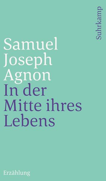 Samuel Joseph Agnon, der von 1912 bis 1924 in Deutschland lebte, ist der Klassiker der modernen hebräischen Literatur, ein Autor von weltweiter Geltung und Wirkung, der 1966, zusammen mit Nelly Sachs, mit dem Literaturnobelpreis ausgezeichnet wurde. Sein Werk beschreibt die Hoffnungen und das Scheitern an der Grenze zwischen jüdischer Tradition und säkularer Moderne. Die Erzählung In der Mitte ihres Lebens schildert aus der Perspektive des Mädchens Tirza, das früh seine Mutter verlor, die gesellschaftlichen Zwänge und die Sehnsucht nach geglückter Liebe. In einer bürgerlichen Welt, in der Bildung erwünscht, religiöse Tradition aufgegeben oder am Verblassen ist, wird der heranwachsenden jungen Frau zunehmend bewusst, dass sie sich trotz ihrer eigenen freien Lebensentscheidungen der ihr zugedachten Rolle nicht entziehen kann. Agnons Erzählung In der Mitte ihres Lebens ist unvermutet modern. Sie wurde vor einigen Jahren unter dem gleichen Titel verfilmt. In der Mitte ihres Lebens erscheint hier erstmals in deutscher Übersetzung und mit einem ausführlichen Kommentar zu Agnons assoziativer Sprache, die sich auf die gesamte jüdische Traditionsliteratur bezieht. Das Nachwort des Übersetzers Gerold Necker hellt diesen Zusammenhang auf.