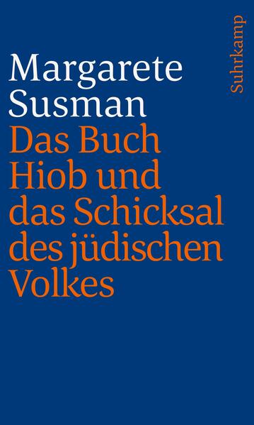 1945, nach dem Ende des Zweiten Weltkriegs, schrieb in Zürich die Philosophin und Schriftstellerin Margarete Susman Das Buch Hiob und das Schicksal des jüdischen Volkes. Es ist der Versuch angesichts der Shoah, »in diesem Augenblick einer Weltkatastrophe«, die Geschichte des jüdischen Volkes aus dem Buch Hiob zu erklären, seinem Hadern mit Gott, seinem Fragen nach Gerechtigkeit. ln einzelnen Abschnitten über den Ursprung, die Schuld, die Verfolgung, den Zionismus, die Hoffnung deutet sie das Buch Hiob neu. Die überlieferte biblische Geschichte erweist sich als unvermindert gegenwärtig. »Jude sein heißt, sich entscheiden«, heißt es am Beginn lakonisch, und im Fortgang entfaltet Margarete Susman Grenzen und Möglichkeiten einer solchen Entscheidung. Margarete Susmans Das Buch Hiob und das Schicksal des jüdischen Volkes ist heute weithin vergessen. Ihr Beharren auf einer religiösen Substanz in Formen des alltäglichen Zusammenlebens, in der Dichtung wie Philosophie mutet fremd an. Doch es ist eine Fremdheit, mit der vertraut zu machen sich lohnt. Ihre Hiobdeutung, die sie zuerst 1929 in einem Aufsatz über Franz Kafka vorbrachte, hat Martin Buber, Walter Benjamin, Gershom Scholem und Paul Celan beeinflußt. »Es gibt«, schreibt Margarete Susman, »keine große Leistung des Judentums im Exil bis in die späte Dichtung Kafkas hinein, die den Prozeßpartner nicht mehr mit Namen nennt, die nicht im Kern eine Theodizee, der Versuch einer Rechtfertigung Gottes vor seinem Volk oder eine Rechtfertigung des Volkes vor Gott wäre. Die ganze große nachbiblische Überlieferung kreist letztlich um diese Frage.«