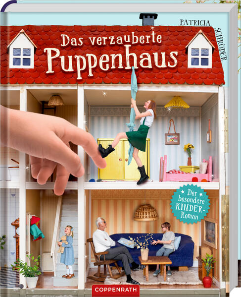 Mia kann es kaum abwarten: Morgen ist ihr Geburtstag und dann bekommt sie endlich das lang ersehnte Computerspiel „City of Dolls“. Umso geschockter ist sie, als ihre Familie ihr ein echtes Puppenhaus überreicht. Mit dabei ist ein geheimnisvoller Brief, aus dem einige Holunderbeeren und - blätter rieseln. Mias verschollene Tante Rikka bittet Mia darum, gut auf das Puppenhaus „Villa Holunder“ aufzupassen, und macht einige merkwürdige Andeutungen. Mias Neugier ist geweckt. Und als es dann auch noch geheimnisvoll raschelt und die kleinen Puppenhausbewohner wie von Geisterhand ihre Position wechseln, wird Mia klar, dass sie und ihr neuer Freund Luca gerade in ein großes Abenteuer hineinschlittern. Eine zauberhafte Geschichte mit ganz besonderen Hingucker- Seiten: Aufwendige Foto- Collagen lassen die Villa Holunder tatsächlich zum Leben erwachen!