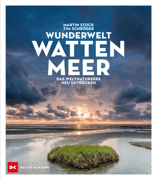 Wo Land und Meer eins sind Das Wattenmeer der Nordsee ist das größte zusammenhängende System aus Sand- und Schlickwatten der Welt und prall gefüllte Speisekammer und Brutstätte für zahlreiche Fisch- und Vogelarten. Bei Flut kann man die Fluken der Schweinswale durch die Wasseroberfläche stoßen sehen, Seehunde tummeln sich bei Ebbe nicht selten in großen Gruppen auf den Sandbänken und Millionen von Brandgänsen, Möwen und Seeschwalben legen hier auf ihrem langen Weg nach Süden eine Pause ein. Der einmalige Bildband „Wunderwelt Wattenmeer. Neue Sichten auf das Weltnaturerbe“ fängt diese besondere Landschaft in ihrer ganzen Schönheit ein. Atemberaubende Naturfotos zeigen das Watt, wie Sie es noch nie gesehen haben. Begleitet werden sie von informativen Texten und einzelnen Bildlegenden, die die Hintergründe erklären – etwa zum Jahrzehnte langen Kampf um den Schutz dieses Lebensraumes oder zu neuen wissenschaftliche Erkenntnisse über die Pflanzen- und Tierwelt. Auch die Wandlung dieses Lebensraumes im Zuge des Klimawandels ist ein Thema dieses Buchs. • Prächtiger Bildband mit faszinierenden Fotografien einer Landschaft zwischen Ebbe und Flut • Was ist das Watt? Lebendige Texte mit aufschlussreichen und aktuellen Informationen rund um das Weltnaturerbe Wattenmeer • Seehund, Wattwurm, Halligflieder: Lernen Sie die Tiere und Pflanzen im Wattenmeer kennen • Ein perfektes Geschenk für Naturfreunde! Naturbilder voller Schönheit und Kraft Mit dem Nationalpark Wattenmeer liegt eine Weltnaturerbestätte direkt vor unserer Haustür. Trotzdem sind uns viele seiner Geheimnisse kaum bekannt. Die Fotografien in diesem Bildband erforschen die Einzigartigkeit dieser beeindruckenden Landschaft zwischen Land und Meer. Schnell fühlen wir uns klein angesichts der wilden Schönheit sturmgepeitschter Wellenkämme, die eine kleine Insel im Wattenmeer zu verschlingen scheinen, oder der berauschenden Lebendigkeit, wenn ein flatternder Vogelschwarm den Himmel verdunkelt. Begeben Sie sich auf eine spannende Wattwanderung durch die Nordsee mit diesem Meisterwerk der Naturfotografie!