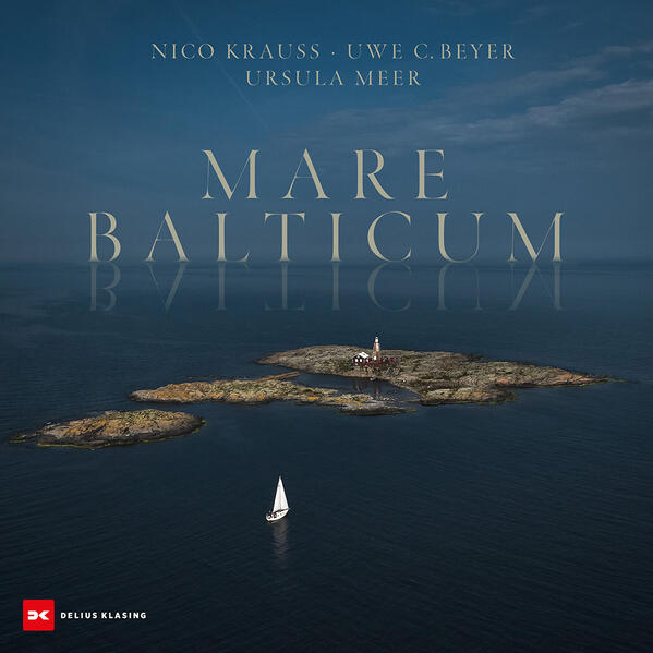 Von unberührten Ostseelandschaften und maritimem Flair Das kleinste Weltmeer und das jüngste Meer Europas zugleich – gerade einmal 12.000 Jahre alt und 413.000 Quadratkilometer umfassend, hat das baltische Meer dennoch unzählige Facetten. Und vor allem auch viele Geschichten zu erzählen. Von kleinen Fischerdörfern, die über die Jahrhunderte zu beliebten Seebädern mit besonderem Flair wurden. Von Seglern, die auszogen, um sich von der Weite des Meeres in den Bann ziehen zu lassen. Von Häfen, die bereits Hunderte Bootstypen und noch mehr Menschen beherbergt haben. Von Ereignissen, die die Landschaft der Ostsee einmalig geprägt haben. Insgesamt neun Anrainerstaaten verzeichnet die Ostsee und verbindet somit Kulturen über Ländergrenzen hinaus. Vom nördlichsten Punkt bei Töre am Bottnischen Meerbusen bis hin zum südlichsten Punkt im Stettiner Haff liegen Hunderte Seemeilen Weite, Freiheit und Meeresrauschen. Tausende Inseln und Eilande, bewohnt und unbewohnt, Großstädte wie Kopenhagen, Stockholm oder Turku und unbesiedelte Küstenstreifen prägen die Vielfalt der Ostsee. Egal, ob die Schärenküste in Schweden und Finnland, die Kliffküstenabschnitte auf Insel wie Rügen mit seinen Kreidefelsen oder die Fördenlandschaften von Schleswig-Holstein, ob das sagenumwobene Kattegat, die unberührten Ålandinseln oder der Rigaer Meerbusen – das Mare Balticum ist so facettenreich wie außergewöhnlich und immer einen neuen Blick wert. • Vielfalt an Anrainerstaaten und Kulturen • Besonderes Buch für Segler und alle, die die Ostsee lieben • Stimmungsvolle und facettenreiche Aufnahmen des Fotografen Nico Krauss Nico Krauss zeigt in diesem opulenten Bildband das Mare Balticum aus ungewohnter Perspektive, fernab der typischen Klischees und Urlaubsbroschüren. Bildgewaltige Fotografien zeigen neben dokumentarischen Elementen die Einzigartigkeit dieses Binnenmeeres, seine vielfältigen Küstenlinien, Orte und Menschen. Detailfotos und Panoramabilder bilden Seite an Seite ein einzigartiges Machwerk, dass die unbekannte Schönheit des Mare Balticum hervorhebt.