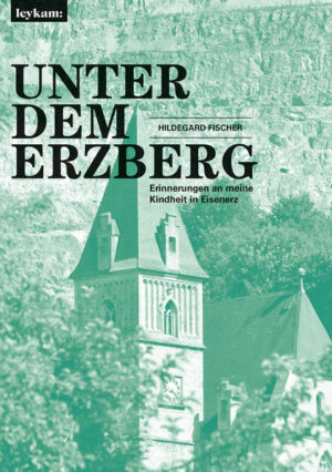 Unter dem Erzberg - Hildegard Fischer verbrachte die ersten zehn Jahre ihrer Kindheit in der malerischen steirischen Bergmannsstadt Eisenerz, die auch Schauplatz ihrer Erzählungen ist. Sie führen uns zurück in die entbehrungsreichen Jahre nach dem Zweiten Weltkrieg, die jedoch mit Optimismus und Heiterkeit überwunden werden und uns das Bild einer glücklichen Kindheit in einer Welt ohne Smartphone, PC und Internet vermitteln. Eine Reihe der in diesem Buch erstmals publizierten Erzählungen sind dem Großvater der Autorin, dem Alpenkartographen und akademischen Maler Hans Rohn, gewidmet, dessen künstlerisches Werk sie erforschte und der Öffentlichkeit zugänglich machte. Die 42 Kurzgeschichten ihres Buches sind, wie die Autorin selbst anmerkt, eine Liebeserklärung an das alte Eisenerz und seine Menschen.