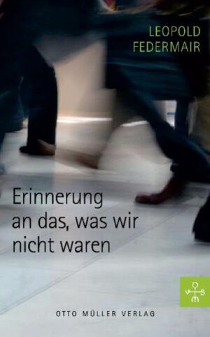 Voller Neugier, Staunen und Unerschrockenheit bewegt sich Theo, Protagonist und Erzähler des Romans von Leopold Federmair, durch eine Gegenwart, die im Umbruch ist, voll von Krisen, latenten Revolten, ungelebten Möglichkeiten und gelebten Unmöglichkeiten. So manche Konstanten aber gibt es selbst in der komplexesten Welt: die Liebe zum Beispiel, die den Erzähler, der lang schon seine europäische Herkunft verlassen und sie dennoch als Hintergrund und Folie seiner Wahrnehmung hat, um die Welt treibt, weil in unseren modernen Zeiten auch die Liebe keinem geradlinigen Lebensentwurf mehr folgen kann. Schwankend zwischen zwei Frauen - der AIDS-kranken und schließlich daran sterbenden Silvana und der von einer traumatischen Vaterbeziehung geprägten Kaoru - bewegt sich Theo von Argentinien zur Zeit der Krise 2001 bis ins Japan der Gegenwart, bewegt sich durch zwei unvereinbar scheinende Welten, zwei Beziehungen, drei Sprachen und unzählige Geschichten, Träume, Erinnerungen. "Erinnerung an das, was wir nicht waren" ist ein komplexer, ein praller Roman, der das Erzählen zum Vehikel von Abenteuer, Phantasie und Welterfassung macht, ein Roman, der ausschweift und abschweift, in einem barocken Spiel von Werden und Vergehen.