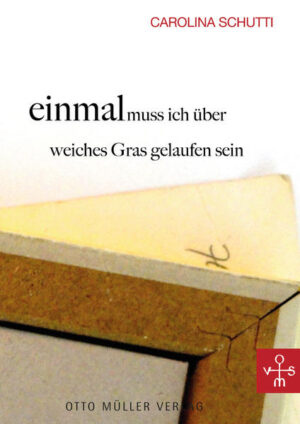 Nach ihrem beeindruckenden Debüt „Wer getragen wird, braucht keine Schuhe“ legt Caro-lina Schutti nun ihren zweiten Roman vor. „Einmal muss ich über weiches Gras gelaufen sein“ ist die Geschichte einer Erinnerung, eines Verlusts und eines Wiederfindens. Maja, die als kleines Kind zu ihrer Tante in ein abgelegenes Dorf kommt, fühlt sich einsam. An ihre Mutter, eine Weißrussin, kann sie sich kaum noch erinnern, und ihr Vater, bei dem sie nach dem plötzlichen Tod der Mutter leben sollte, verlässt das ihm fremde Kind eben-falls. Bei der Tante ist sie zwar gut versorgt, aber Maja spürt eine tiefe innere Sehnsucht nach etwas früh Verlorenem, das sie jedoch nicht auszudrücken vermag. Ausgerechnet Marek, ein ehemaliger polnischer Zwangsarbeiter, der nie in seine Heimat zurückgekehrt ist, vermittelt ihr Wärme und Geborgenheit und löst in ihr eine Ahnung aus von dem, was ihr fehlt. „Moje kochanie“: Der Klang seiner polnischen Muttersprache weckt in ihr die Erinnerung an ihre eigenen vergessenen Wurzeln, an die verlorene Sprache ihrer frühesten Kindheit. Maja zieht als junge Frau in eine Stadt und erlebt die Liebe zu Erich und zu Bert, dessen Kind sie erwartet. Doch Sprachlosigkeit und unausgesprochene Geheimnisse lassen sie auch hier nicht los. Sie nimmt ihre kleine Tochter und begibt sich auf eine Reise - auf der Suche nach der verlorenen Herkunft. Carolina Schutti beschreibt in einer mit allen Sinnen fassbaren, klaren Sprache, in Sätzen von hoher atmosphärischer Dichte die ungewöhnliche Geschichte einer jungen Frau, in der Vergessen und Verschweigen nicht das letzte Wort haben.