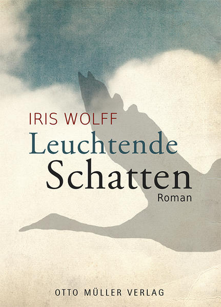 Mit einem Unfall am See beginnt die Freundschaft zwischen Ella und Harriet. Die beiden Mädchen, unterschiedlich aufgewachsen und erzogen, sind sich auf unmittelbare, sinnliche Weise vertraut - doch Harriet hat ein Geheimnis, das sie selbst ihrer besten Freundin lange verschweigt. Neben der Wahrheit um Harriets Vergangenheit wird Ella mit einem tiefgreifenden Verlust konfrontiert. Die politischen Ereignisse der Jahre 1943 und 1944 im siebenbürgischen Hermannstadt zwingen die Mädchen zu einem schnellen und unsanften Abschied von der Kindheit. Die Familiengeschichte mit ihren lebendig gezeichneten Figuren ist bestimmt durch Gegensätze: Die Verführungskarft einer zerstörerischen Ideologie, Traditionsbewusstsein und Sehnsucht nach Stabilität. Häuser, Straßen und Natur sind Zufluchtsorte und Identitätsräume und spiegeln doch das Ende einer Epoche. Der beginnenden Auflösung einer jahrhundertealten Kultur wird Lebensmut, humorvoller Pragmatismus und der Wille zum Glück entgegengesetzt. Letztlich bleibt Ella die Zeit mit Harriet in bildhafter Intensität gegenwärtig, denn „Glück wird durch Leid nicht aufgehoben“, und die Erfahrung des Verlusts lässt die Erinnerung umso leuchtender werden. Poetisch und mit beeindruckender Leichtigkeit erzählt Iris Wolff in ihrem zweiten Roman von der Unantastbarkeit der Freiheit, von Freundschaft und Liebe in der Zeit zwischen Kindheit und Erwachsensein.