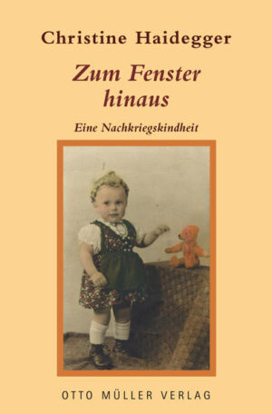 Irene, ein elfjähriges Mädchen, wächst in der postfaschistischen Zeit der 40er Jahre auf. Der Vater ist im Krieg verschollen. Die liebevolle, fürsorgliche Mutter wünscht sich, dass ihre Tochter es einmal besser hat, arbeitet hart und schickt das begabte Mädchen durch enormen Einsatz und Selbstverzicht ins Internat einer ELITESCHULE. Die Großmutter lehnt diesen BILDUNGSBLÖDSINN ab, möchte ihre Enkeltochter später lieber als gute Ehefrau und Mutter erzogen wissen. Im Internat werden die Mädchen mit strenger Hand geführt und geformt. Schuluniformen und Nummern statt Namen sollen - so lautet zumindest die offizielle Version der Schule - keine SOZIALEN UNTERSCHIEDE zulassen. Verstöße gegen die Internatsregeln werden, ganz im Sinne des autoritären Geis - tes des noch nachwirkenden Nationalsozialismus, mit harten Disziplinierungs - maßnahmen geahndet. Irene leidet unter sozialer Ausgrenzung und erfährt einen enormen Leistungsdruck. Im Tagebuchschreiben findet sie Zuflucht und skizziert ein komplexes Porträt dieser Nachkriegsgesellschaft und der - für diese Zeit nicht unüblichen - harschen Internatszustände, erzählt aus einer wachen kindlichen Perspektive. Christine Haidegger setzt sich mit ihrem Erstlingsroman Zum Fenster hinaus (Neuauflage) eingehend mit der Lebenswelt und dem vorherrschenden Zeitgeist der Nachkriegsjahre, dem Warten auf Heimkehrer, Wiederaufbau und Verdrän - gung auseinander. Themen, die bis heute ihre Aktualität behalten haben.