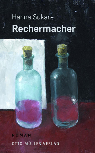 „Die Wahrheit ist eine Zumutung“, heißt es am Ende dieses Romans, dessen Figuren mit ihren Wahrheiten hadern. Es gibt jene, die nichts wissen, und andere, die nicht sprechen wollen. Nelli wagt es irgendwann, an den Tabus ihrer Herkunftsfamilie zu rütteln, nachdem sich die Unkenntnis über ihre Ahnen „wie eine Schleppe aus Blei“ auf ihr Leben gelegt hat. Verstörend und farbenreich zugleich sind die Geschichten, die Hanna Sukare rund um Nellis Großvater August Rechermacher webt. Weit ausholend umspannen sie viele Jahre europäischer Historie. August führt uns Anfang des 20. Jahrhunderts ins „Grasland“ des Salzburger Flachgaus, später in die Kasernen des Bundesheeres und der Wehrmacht. Ist er als Soldat zum Täter geworden?, fragen sich Nelli und ihre Tochter. Sie leben und suchen in Heidelberg, England, Wien und immer wieder Salzburg, das als „Scharnier“ die Erzählung zusammenhält. Mit der Familiengeschichte des Dragoners Rechermacher legt Hanna Sukare den dritten Band ihrer Trilogie der Suche vor. Erneut gelingt der Wiener Autorin eine poetische, kraftvolle Geschichte zwischen Fiktion und Fakten. „Rechermacher“ ist ein Roman gegen den Krieg und für den Frieden, gegen das Vergessen und für die Zumutung des Erinnerns.