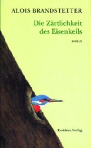 Er galt in der Antike als Liebling der Götter. Seine Schönheit, seine Merkwürdigkeit seien kaum zu übertreffen, hieß es, und seine Stimme beschreibt Oppianos mit den Worten: "Kein Mensch kann einen Vogel nennen, der lieblicher sänge als ein Eisvogel." In Oberösterreich, Brandstetters Heimat, nennt man ihn nicht ohne Ironie Eisenkeil. Lange glaubte man ihn verschollen, wenn nicht gar ausgestorben, doch 1998, in dem Jahr, als Alois Brandstetter sechzig Jahre wurde und zugleich Ehrenbürger seiner Heimatgemeinde Pichl, tauchte der Vogel seiner Kindheit dort plötzlich wieder auf. Ein willkommener Anlass, um ihm nach allen Regeln der poetischen Zoologie nachzuspüren, angefangen vom mythischen Altertum bis zu seiner überraschenden Epiphanie. Der Ruf der Treue und Zärtlichkeit, die dem Eisvogel seit Aristoteles und Ovid nachgesagt werden, sind Ausgangspunkt für sehr persönliche Bekenntnisse Brandstetters: "Das Besondere an meinem unabenteuerlichen Leben besteht wohl darin, dass ich mit dem nicht Besondern besonders achstsam umgegangen bin, mit dem Unspektakulären bei meiner Schriftstellerei mein Auslangen gefunden habe und aus dem nicht Prächtigen oder Glänzenden merkwürdigerweise Funken geschlagen habe."