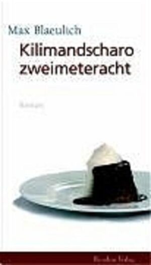 Ein Afrika-Roman als Spiegelbild europäischer Geschichte Österreich-Ungarn am Vorabend des Ersten Weltkriegs: Vier Weiße machen sich auf nach Uganda, jeder der vier mit eigenen Zielen. Stackler zum Beispiel, der Physiologe, vermisst Afrika über die Körperteile seiner Ureinwohner und ist auf der Suche nach Monstrositäten. Eine solche ?ndet er in seinem Träger - zwei Meter acht groß -, den er kurzerhand Kilimandscharo nennt und für seine rassenkundlichen Forschungen mit nach Wien nimmt. Bis Stackler das Interesse verliert, das Aufsehen in der Wiener Gesellschaft abklingt und er Kilimandscharo zurückschickt: entwürdigt, entwurzelt, in Trachten-Lederhosen mit Hirschhornknöpfen. Wie im Falle Stackler kommt auch in den Forschungsinteressen aller anderen bald ein privater Wahn zum Vorschein, der keine Rücksichten mehr kennt, geprägt ist von Rassismus und kolonialistischem Herrenmenschengehabe und der Anmaßung zivilisatorischer Überlegenheit. Max Blaeulich entwirft in diesem kühnen Roman auf der Grundlage historischen Materials das Bild einer zutiefst dekadenten Gesellschaft, die die großen Katastrophen, in denen sie untergehen sollte, aus der Pervertierung ihrer Werte selbst hervorbringt. So ist der so genannte wilde Kontinent, das Ziel der Reise, zugleich auch der Ort, an den sie zurückkehrt.