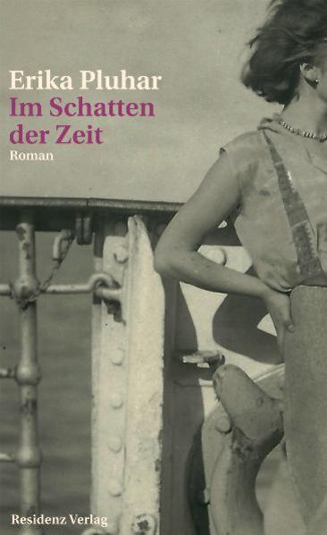 Die Lebensreise einer bemerkenswerten jungen Frau im Jahrhundert der Extreme: ein sensibler, wortmächtiger und bilderreicher Roman. „Anna kam am 3. Dezember 1909 in Wien zur Welt und war die zweitälteste der vier Töchter des Glasmalermeisters Franz Goetzer.“ Lakonisch beginnt der neue Roman von Erika Pluhar. Er erzählt die Geschichte einer hochbegabten Frau, die zwischen den Weltkriegen an der Wiener Kunstakademie studiert und von einem selbstbestimmten Leben träumt. Doch Annas Auswanderung nach Brasilien, ihre Ehe und vor allem der aufkeimende Nationalsozialismus verhindern für lange Zeit diesen Traum. Einfühlsam beschreibt Pluhar die Hoffnungen, Sehnsüchte und Ängste der jungen Anna, die im Jahrhundert politischer Extreme aufwächst. Österreich, Brasilien, Deutschland und Polen sind die Stationen ihres Lebens, das einen unerwarteten Verlauf nimmt. Ein sensibler, wortmächtiger und bilderreicher Roman der großen österreichischen Autorin.