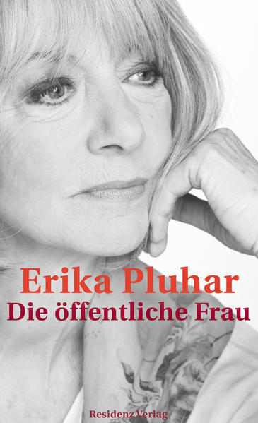 Erinnerungen einer Ausnahmekünstlerin.Ein Journalist bittet die prominente Künstlerin, ihm ihre Lebensgeschichte zu erzählen, da er eine Serie in seiner Zeitung publizieren will. Zuerst noch misstrauisch, fasst sie jedoch bei seinen täglichen Besuchen langsam Vertrauen und beginnt zu erzählen: von ihren zwei Ehen, von ihren Theatererfahrungen, von ihrem Weg zur Schriftstellerin und von den Menschen, die ihr Leben maßgeblich prägten. Über die Höhen und Tiefen eines Lebens in der Öffentlichkeit. Erika Pluhar hat mit „Die öffentliche Frau“ eine andere Art der Autobiografie geschrieben: zwischen Fiktion und Realität. Persönlich, berührend und fesselnd.